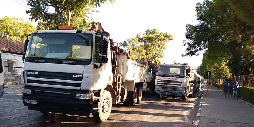 Belediye çalışanları iş araçlarıyla Meclis’e giden yolu kapadı Belediye çalışanları iş araçlarıyla Meclis’e giden yolu kapadı
