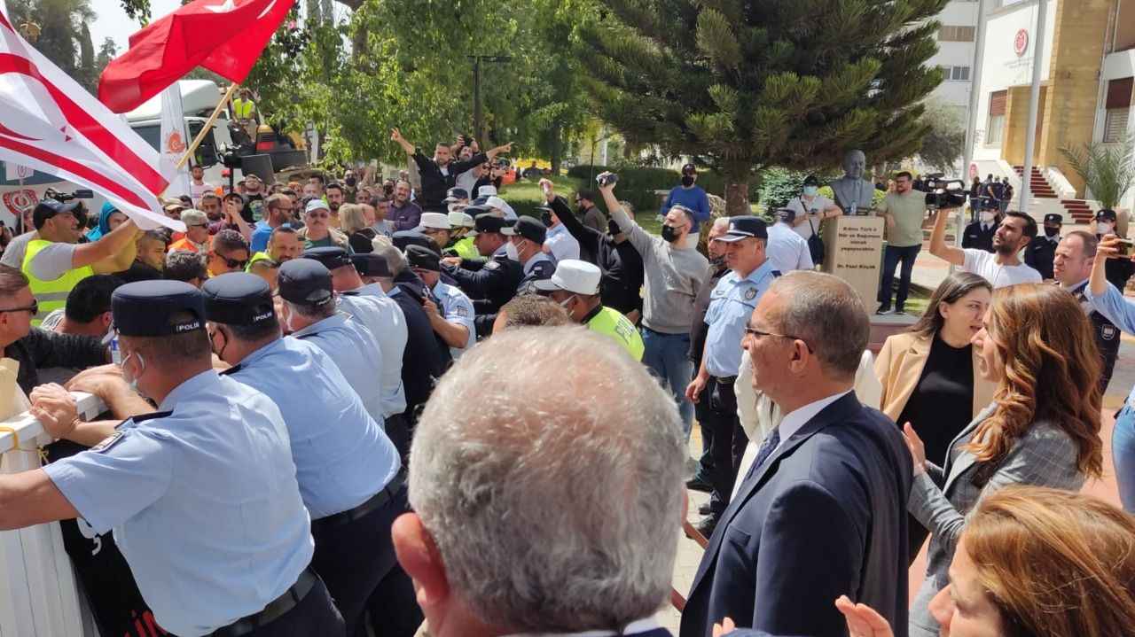 Tansiyon yükseldi! Meclis kapısı yıkılıyor... Tansiyon yükseldi! Meclis kapısı yıkılıyor...