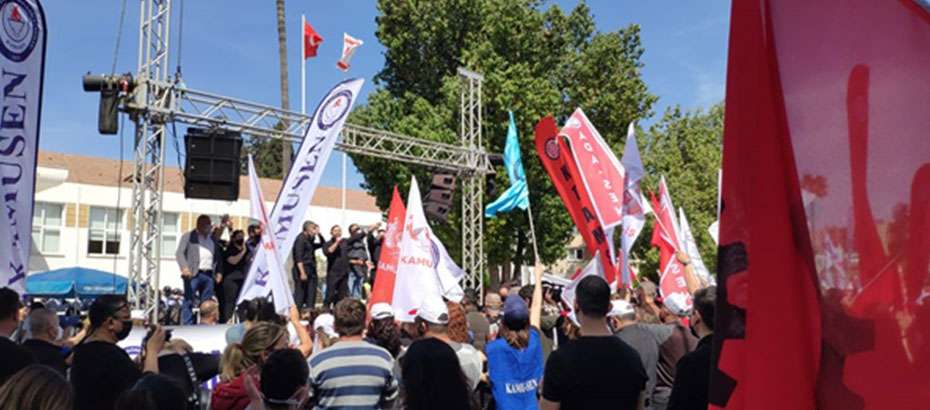 Sendikalar Meclis Önünde Eylem Yapıyor Sendikalar Meclis Önünde Eylem Yapıyor