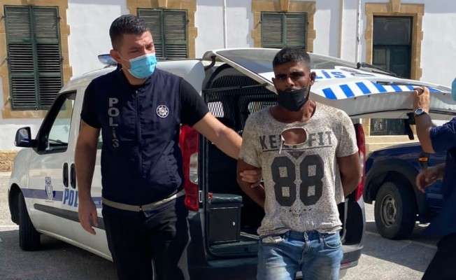 Lefkoşa'da meydana gelen Yaralama Kasti Hasar, Korkutmak Maksatlı Silah Taşıma, Kanunsuz Bıçak Taşıma, Polisi Darp, Görevinden Men Sarhoşluk Rahatsızlık Uygunsuz Tavır ve Hareket suçlarından tutuklanan zanlı Mehmet Mavideniz mahkeme huzuruna çıkarıldı. Lefkoşa'da meydana gelen Yaralama Kasti Hasar, Korkutmak Maksatlı Silah Taşıma, Kanunsuz Bıçak Taşıma, Polisi Darp, Görevinden Men Sarhoşluk Rahatsızlık Uygunsuz Tavır ve Hareket suçlarından tutuklanan zanlı Mehmet Mavideniz mahkeme huzuruna çıkarıldı.