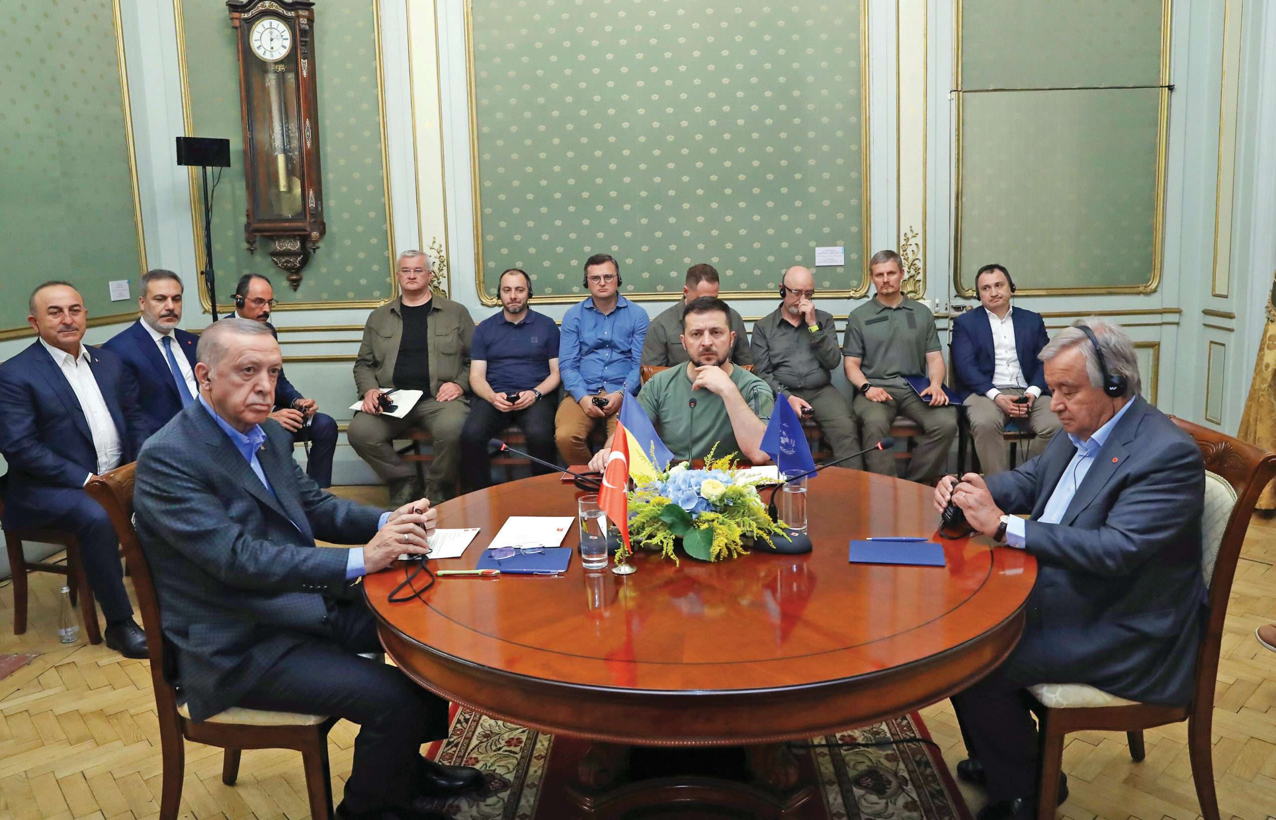 Ukrayna’da barış çabaları, dün TC Cumhurbaşkanı Erdoğan’ın Lviv ziyaretiyle sürdü. Ukrayna’da barış çabaları, dün TC Cumhurbaşkanı Erdoğan’ın Lviv ziyaretiyle sürdü.