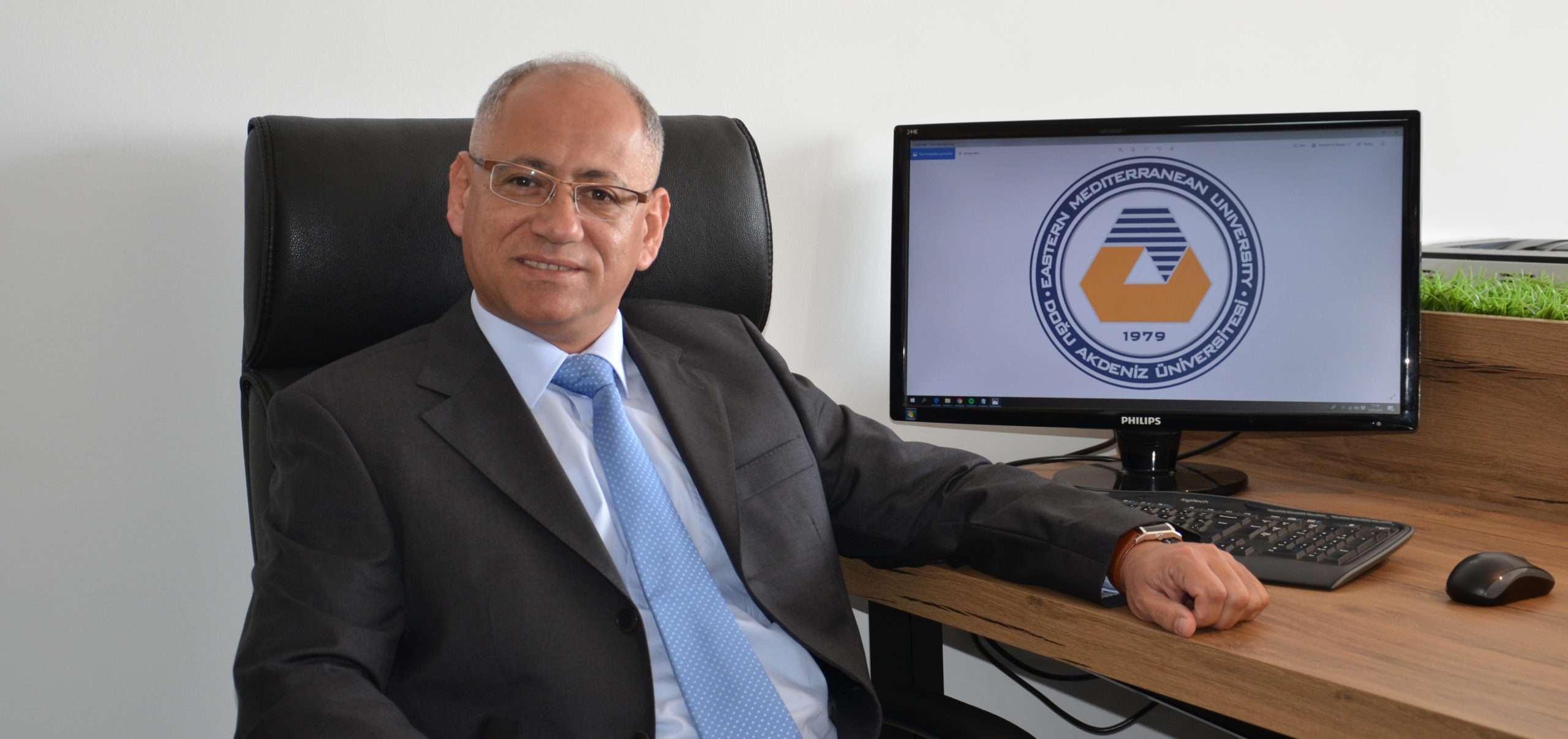 Doğu Akdeniz Üniversitesi Ekonomi Bölümü Öğretim Üyesi ve Küçük Ada Ekonomileri ve İnşaat Ekonomisi Uzmanı Vedat Yorucu, Doğu Akdeniz Üniversitesi Ekonomi Bölümü Öğretim Üyesi ve Küçük Ada Ekonomileri ve İnşaat Ekonomisi Uzmanı Vedat Yorucu,