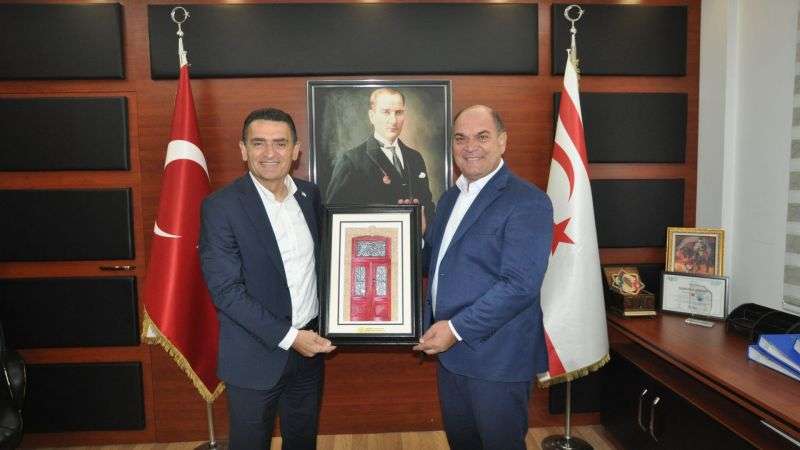 Tarım ve Doğal Kaynaklar Bakanı Dursun Oğuz, Değirmenlik Belediye Başkanı Ali Karavezirler ile bir araya geldi. Tarım ve Doğal Kaynaklar Bakanı Dursun Oğuz, Değirmenlik Belediye Başkanı Ali Karavezirler ile bir araya geldi.