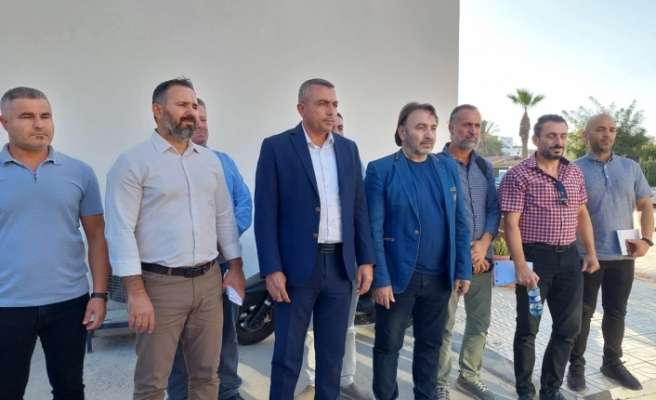 Kamu İşçileri Sendikası (Kamu-İş) Başkanı Ahmet Serdaroğlu, mağduriyet yaşayan kamu çalışanlarının maaşlarında yüzde 6'lık artış yapılması yönünde hükümetle anlaştıklarını açıkladı. Kamu İşçileri Sendikası (Kamu-İş) Başkanı Ahmet Serdaroğlu, mağduriyet yaşayan kamu çalışanlarının maaşlarında yüzde 6'lık artış yapılması yönünde hükümetle anlaştıklarını açıkladı.