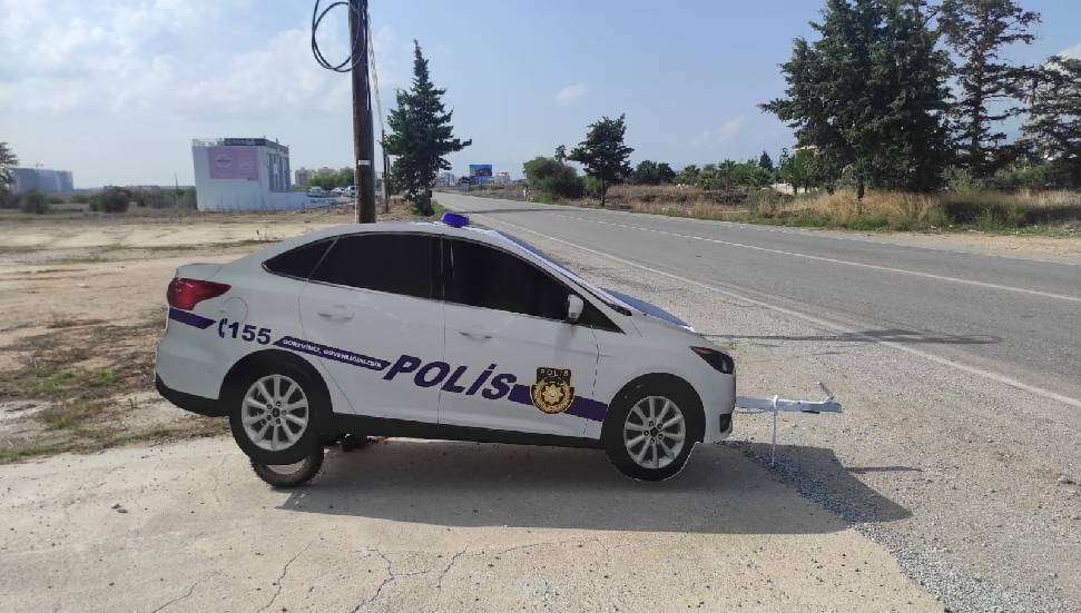 Polis Genel Müdürlüğü tarafından rutin olarak yapılmakta olan etkin trafik denetimlerine ek olarak, sürücüler üzerinde polis denetimi hissi uyandırmak amacıyla tüm İlçelerde yol kenarlarına maket polis araçları yerleştirildi. Polis Genel Müdürlüğü tarafından rutin olarak yapılmakta olan etkin trafik denetimlerine ek olarak, sürücüler üzerinde polis denetimi hissi uyandırmak amacıyla tüm İlçelerde yol kenarlarına maket polis araçları yerleştirildi.