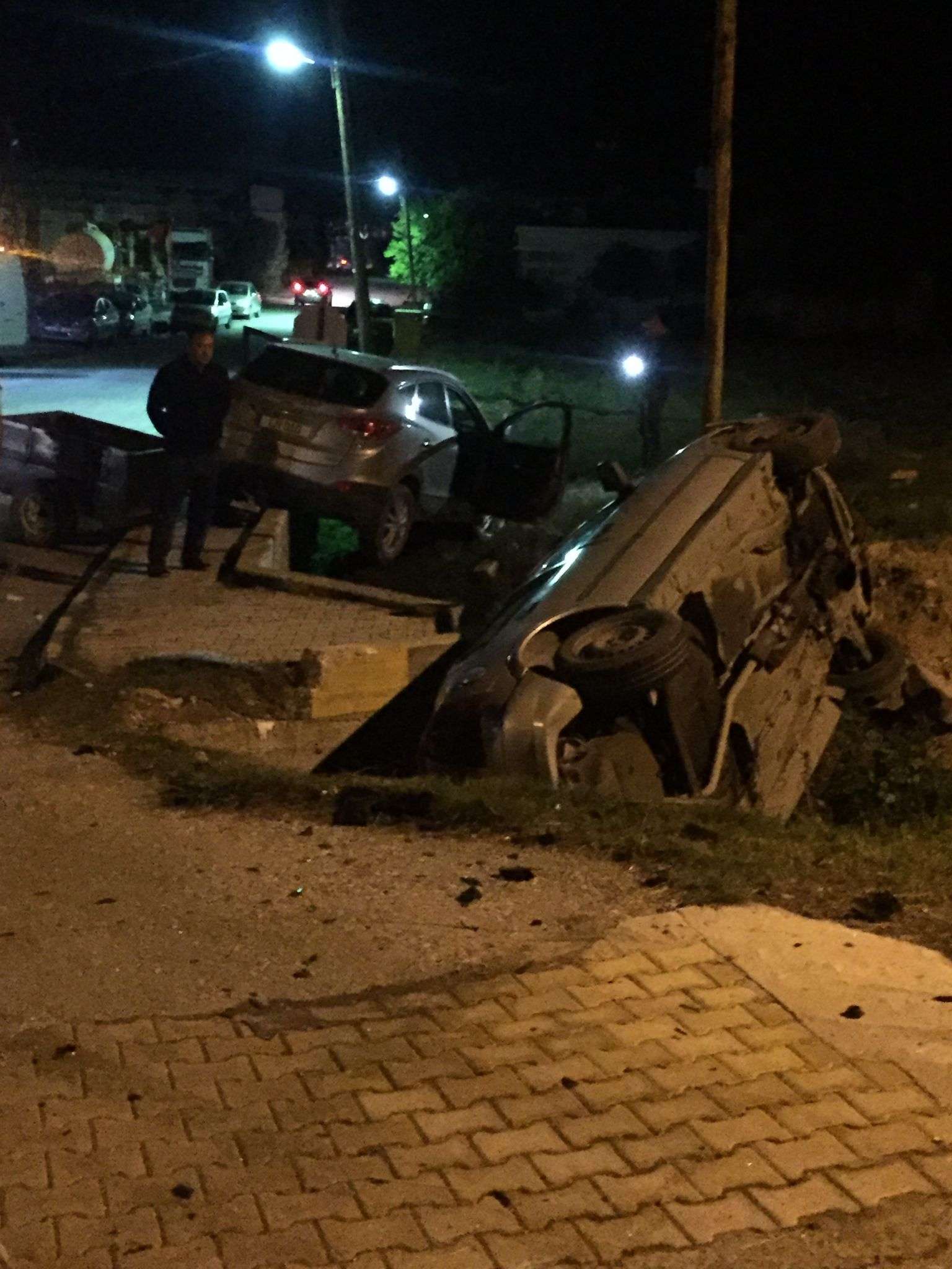 kaza İki araç çarpıştı: 4 yaralı İki araç çarpıştı: 4 yaralı