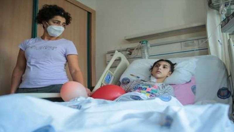 11 yaşındaki Almina Sakarya, Kuzey Kıbrıs Türk Cumhuriyeti'nden (KKTC) ambulans uçakla getirilen karaciğerle yaşama tutundu. 11 yaşındaki Almina Sakarya, Kuzey Kıbrıs Türk Cumhuriyeti'nden (KKTC) ambulans uçakla getirilen karaciğerle yaşama tutundu.