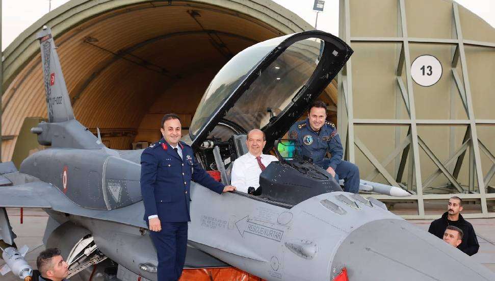 Burada, Tuğgeneral Gürtaç Kayapınar ile görüşen ve şeref defterini imzalayan Tatar’a plaket ve F-16 maketi de takdim edildi. Burada, Tuğgeneral Gürtaç Kayapınar ile görüşen ve şeref defterini imzalayan Tatar’a plaket ve F-16 maketi de takdim edildi.