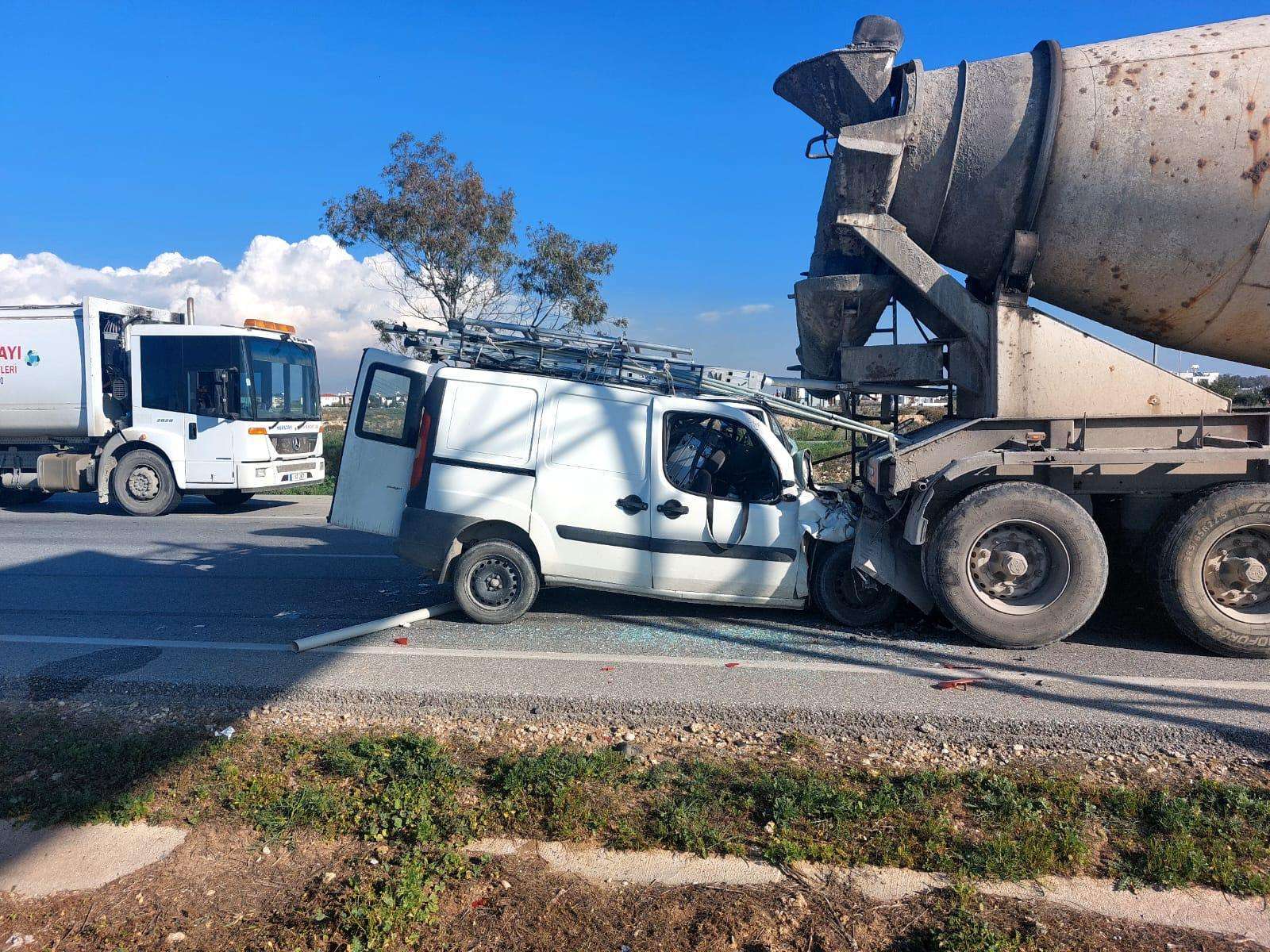 Van araç beton mikserine çarptı! 3 yaralı Van araç beton mikserine çarptı! 3 yaralı