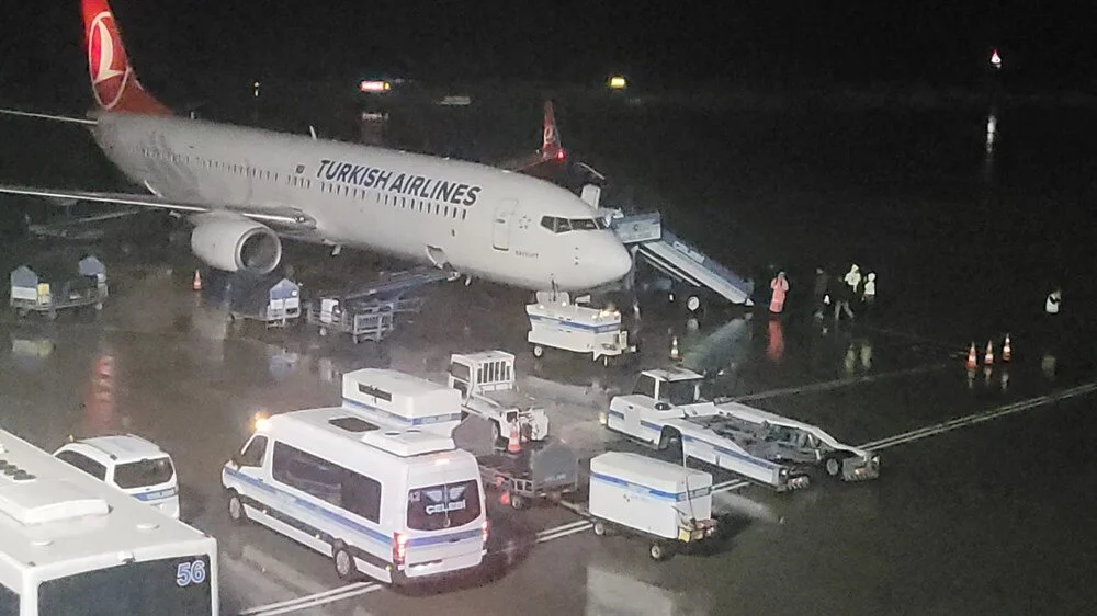Yolculara 'havada yanan uçak fotoğrafı' attı Yolculara 'havada yanan uçak fotoğrafı' attı