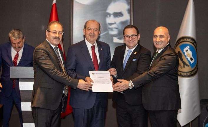 Cumhurbaşkanı Tatar’a “Ahi sancağı” takdim edildi Cumhurbaşkanı Tatar’a “Ahi sancağı” takdim edildi