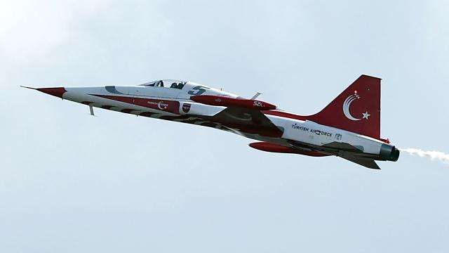 Konya’nın Karatay ilçesinde Türk Yıldızları ekibine ait F-5 uçağı, kuş çarpması sonucu düştü. Pilotun uçaktan atlayarak kurtulduğu bildirildi. Konya’nın Karatay ilçesinde Türk Yıldızları ekibine ait F-5 uçağı, kuş çarpması sonucu düştü. Pilotun uçaktan atlayarak kurtulduğu bildirildi.