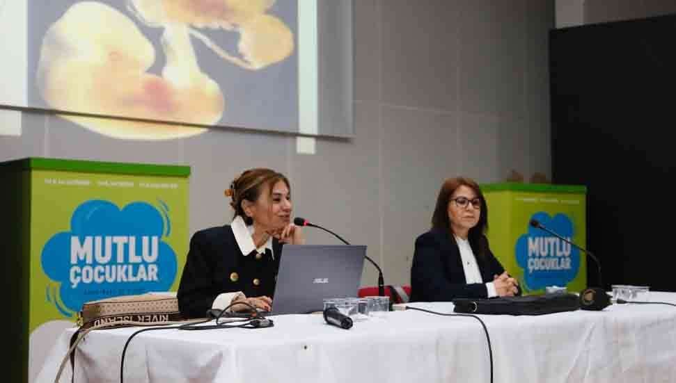 Cumhurbaşkanlığı himayesinde ve Cumhurbaşkanı Ersin Tatar’ın eşi Sibel Tatar öncülüğünde hayata geçirilen “Mutlu Çocuklar Ebeveyn Söyleşileri” Güzelyurt’ta gerçekleşti. Cumhurbaşkanlığı himayesinde ve Cumhurbaşkanı Ersin Tatar’ın eşi Sibel Tatar öncülüğünde hayata geçirilen “Mutlu Çocuklar Ebeveyn Söyleşileri” Güzelyurt’ta gerçekleşti.