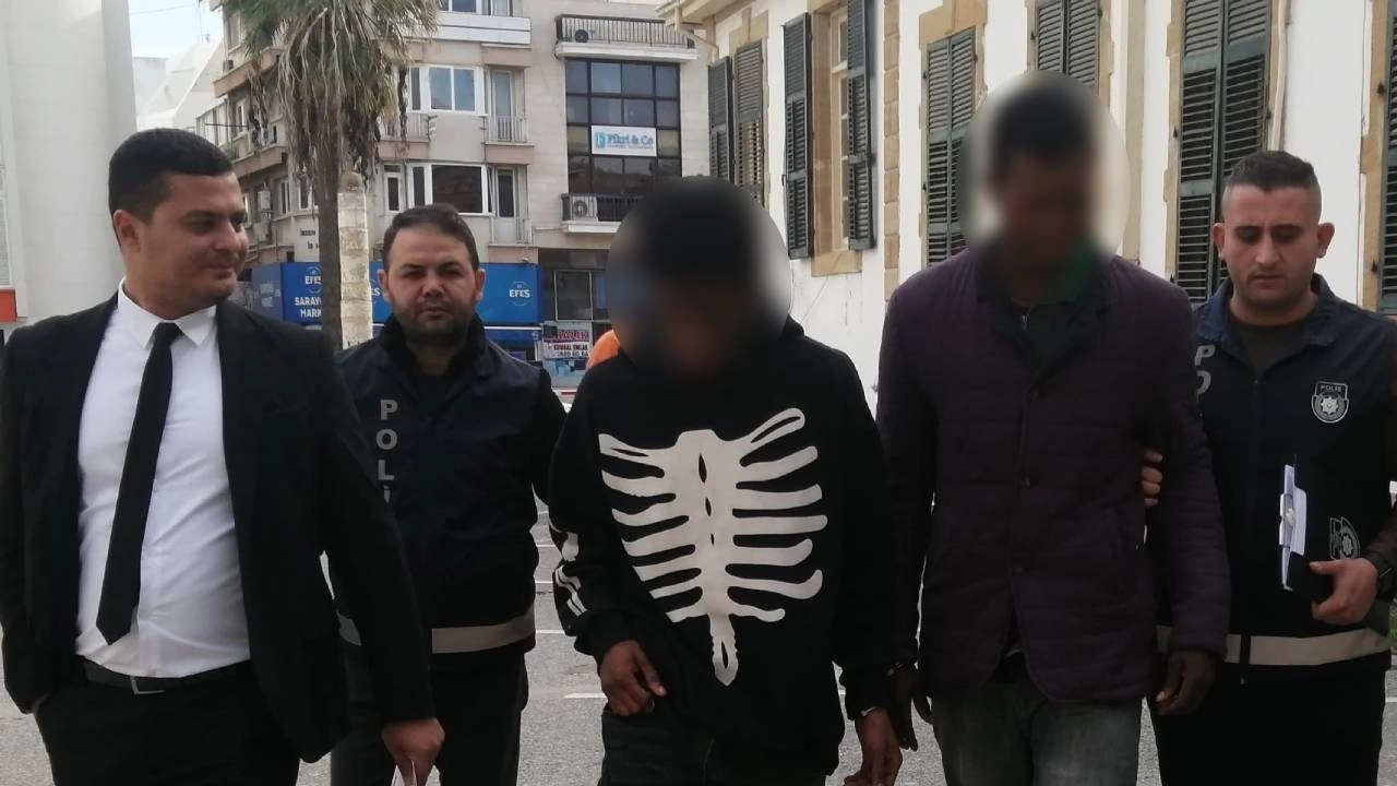 Praise Owaoma, kardeşi Glory Owaoma ve Caspar Tukudawaza Praise Owaoma, kardeşi Glory Owaoma ve Caspar Tukudawaza