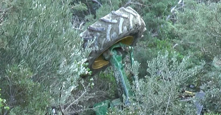 Traktör traktor-dere-yatagina-dustu-1706540468 Traktör
