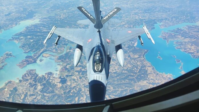 Türkiye Hava Kuvvetleri Komutanlığı'na ait uçaklar Kıbrıs'ın güneyinde eğitim uçuşu yaptı Türkiye Hava Kuvvetleri Komutanlığı'na ait uçaklar Kıbrıs'ın güneyinde eğitim uçuşu yaptı