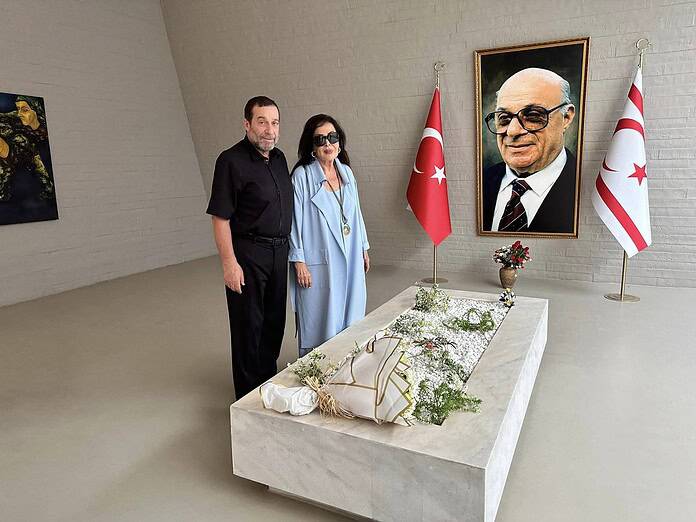 Türkan Şoray Denktaş’ın kabrini ziyaret etti Türkan Şoray Denktaş’ın kabrini ziyaret etti