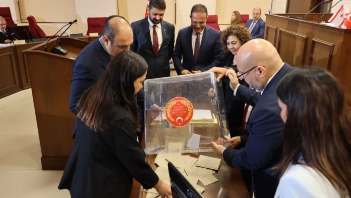 Meclis başkanlığında Töre Meclis başkanlığında Töre