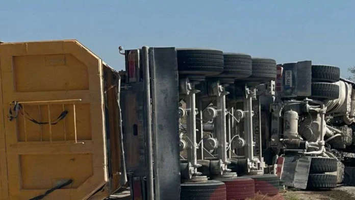 Gazimağusa Lefkoşa anayolu Lefkoşa gidiş yönü geçici olarak trafiğe kapatıldı Gazimağusa Lefkoşa anayolu Lefkoşa gidiş yönü geçici olarak trafiğe kapatıldı