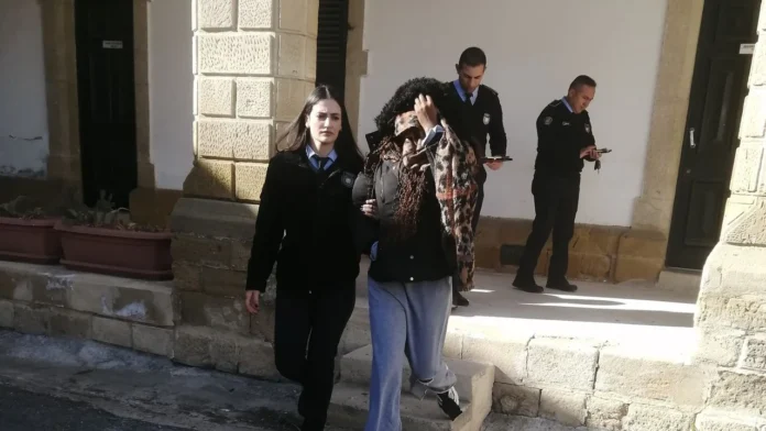 Sahte Belgeyi Tedavüle Sürmek , Başkasının Kimliğine Bürünme, Sahte Davranışla Kayıt Temini suçlarından tutuklanan zanlı bugün sabah mahkemeye çıkarıldı. Sahte Belgeyi Tedavüle Sürmek , Başkasının Kimliğine Bürünme, Sahte Davranışla Kayıt Temini suçlarından tutuklanan zanlı bugün sabah mahkemeye çıkarıldı.