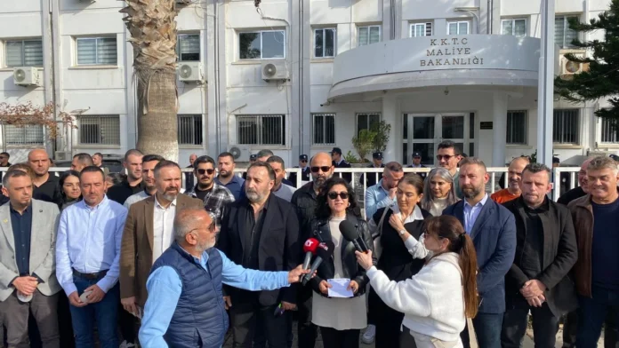 Sendikalar Maliye Bakanlığı önünde basın açıklaması yaptı Sendikalar Maliye Bakanlığı önünde basın açıklaması yaptı