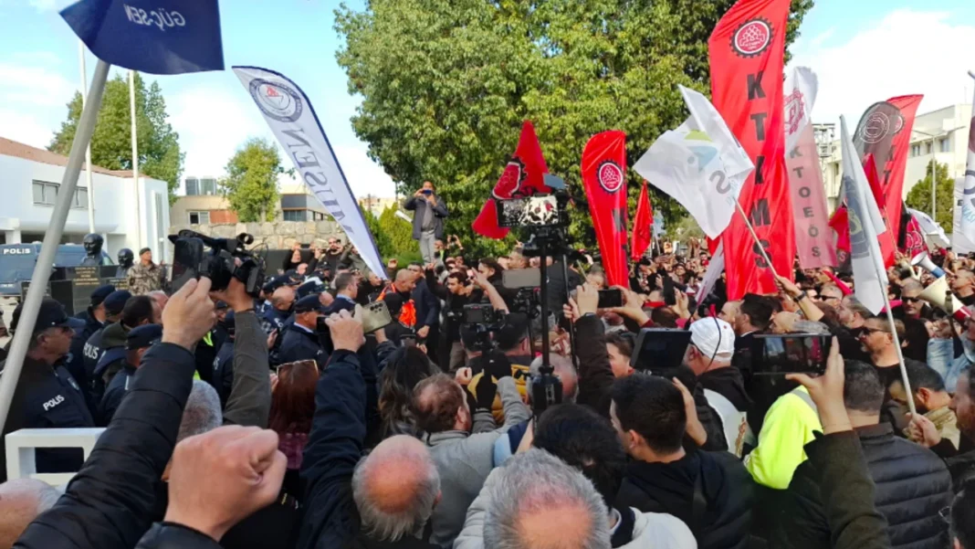 33 sendika Meclis önünde eylem yaptı, genel greve gidildi