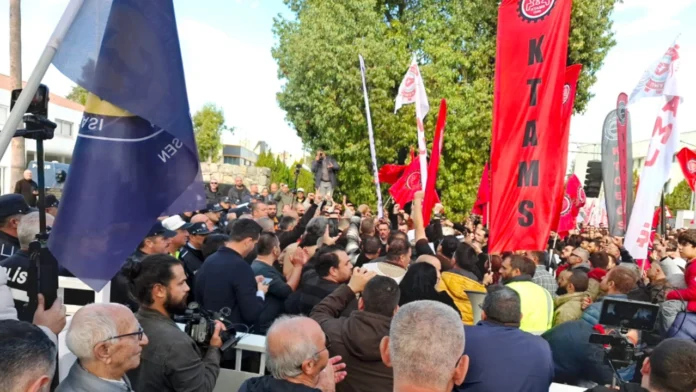 Sendikalar yarın da örgütlü işyerlerinde greve devam edecek Sendikalar yarın da örgütlü işyerlerinde greve devam edecek