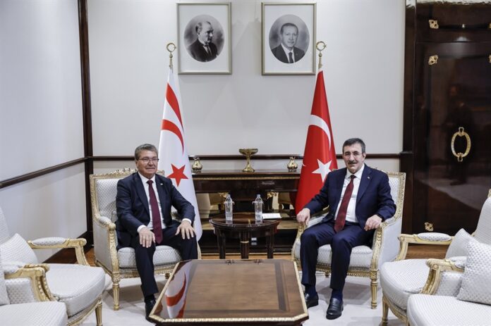 Başbakan Ünal Üstel, bugün Ankara temasları kapsamında ilk olarak Türkiye Cumhurbaşkanı Yardımcısı Cevdet Yılmaz ile bir araya geldi. İkili görüşmeler sonrası ortak bir basın toplantısı düzenledi. Başbakan Ünal Üstel, bugün Ankara temasları kapsamında ilk olarak Türkiye Cumhurbaşkanı Yardımcısı Cevdet Yılmaz ile bir araya geldi. İkili görüşmeler sonrası ortak bir basın toplantısı düzenledi.