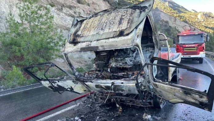 Girne-Değirmenlik ana yolunda seyir halindeki kamyonda yangın çıktı Girne-Değirmenlik ana yolunda seyir halindeki kamyonda yangın çıktı