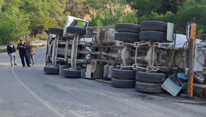 Tatlısu-Geçitkale Yolunda Beton Mikseri Devrildi Tatlısu-Geçitkale Yolunda Beton Mikseri Devrildi