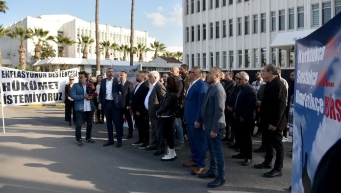 Hür-İş Başbakanlık önünde protesto eylemi yaptı: ''Cuma akşamı Lefkoşa’da yürüyüş düzenlenecek'' Hür-İş Başbakanlık önünde protesto eylemi yaptı: ''Cuma akşamı Lefkoşa’da yürüyüş düzenlenecek''