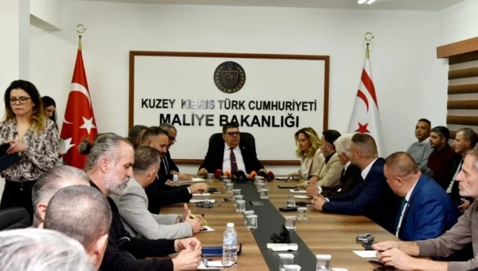 Bakan Berova, hayat pahalılığı ödeneği konusunda sendikalarla bir araya Geldi Bakan Berova, hayat pahalılığı ödeneği konusunda sendikalarla bir araya Geldi