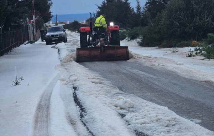 kar-buz-yol-temizleme-1024x650 Karpaz’da şiddetli dolu yağışı zarara neden oldu