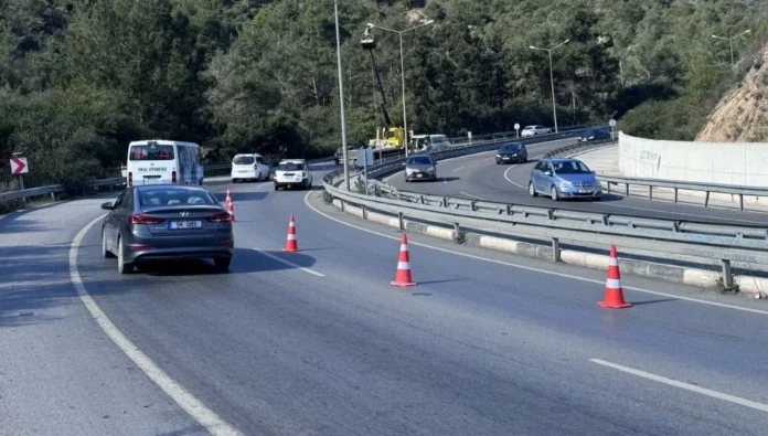 Girne-Lefkoşa ana yolunda aydınlatma çalışması yapılıyor Girne-Lefkoşa ana yolunda aydınlatma çalışması yapılıyor