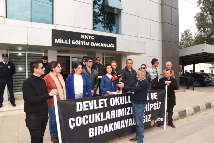 KTOEÖS Milli Eğitim Bakanlığı'na siyah çelenk bıraktı KTOEÖS Milli Eğitim Bakanlığı'na siyah çelenk bıraktı