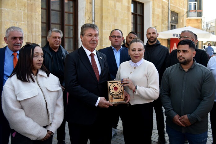Üstel, vatandaşları kan bağışında bulunmaya da çağırdı