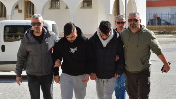 Uyuşturucu zanlıları 3 gün poliste tutuklu kalacak! Uyuşturucu zanlıları 3 gün poliste tutuklu kalacak!