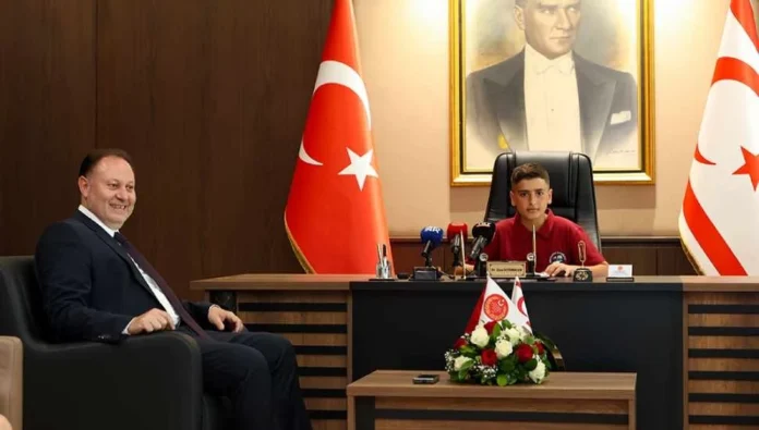 Meclis Başkanı Öztürkler, makamını Dipkarpaz İlkokulu öğrencisi Çınar Güngör’e devretti