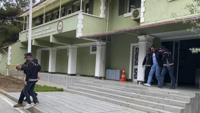 Uşak'ta KKTC'ye ait sahte sürücü belgesi ve beyaz kimlik hazırlayan 2 şüpheli tutuklandı
