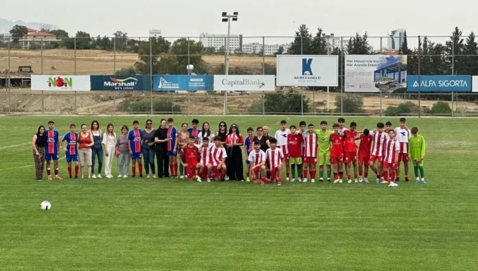 Anneler Günü'nde anlamlı jest: Gönyeli U14 oyuncuları, Göçmenköy oyuncularının annelerine çiçek verdi!-2025-05-11t115733160_1746953867