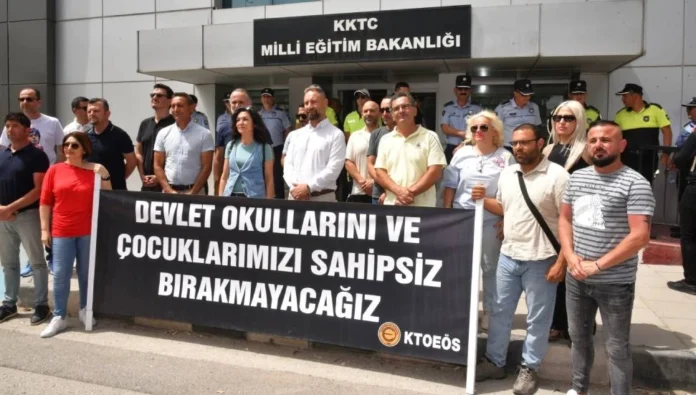 KTOEÖS ve KTÖS'ten ortak eylem: Devlet okullarını ve çocuklarımızı sahipsiz bırakmayacağız