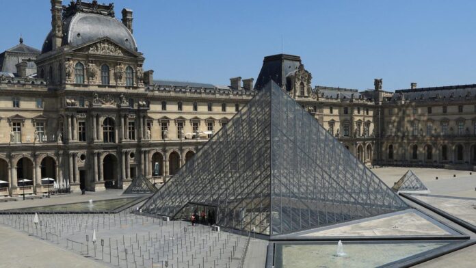 Fransa'da Louvre Müzesi'nden tarihi mücevherler çalındı