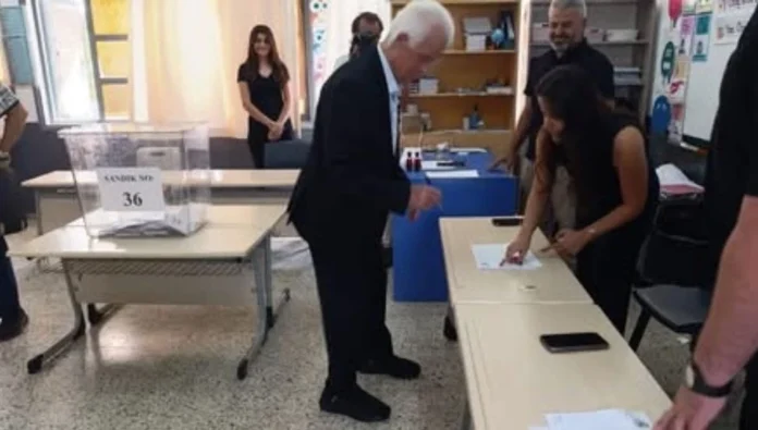 3'üncü Cumhurbaşkanı Derviş Eroğlu, oyunu kullandı