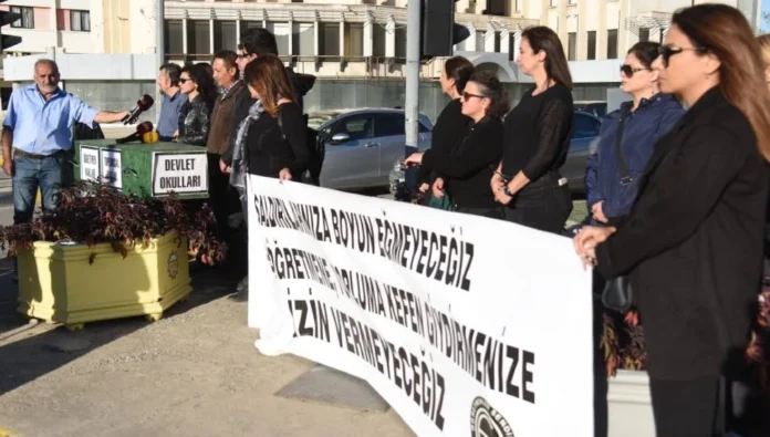 KTOEÖS, Başbakanlık ışıklarında eylem yaptı: Eğitimi gömdüler ancak biz mücadelemize edeceğiz