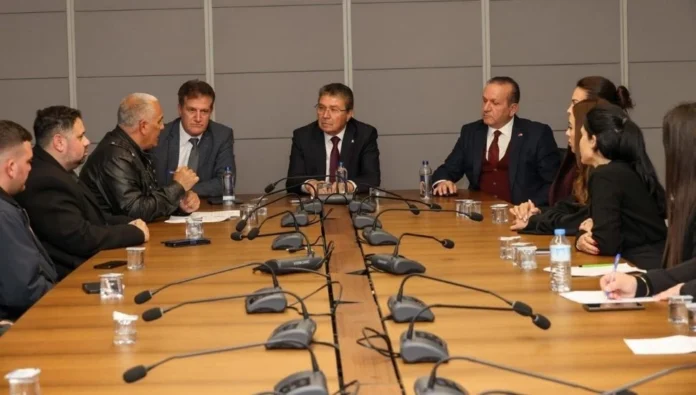 Geçici öğretmenler siyasi partileri ziyaret ederek belirsizlik konusunda çözüm talep etti