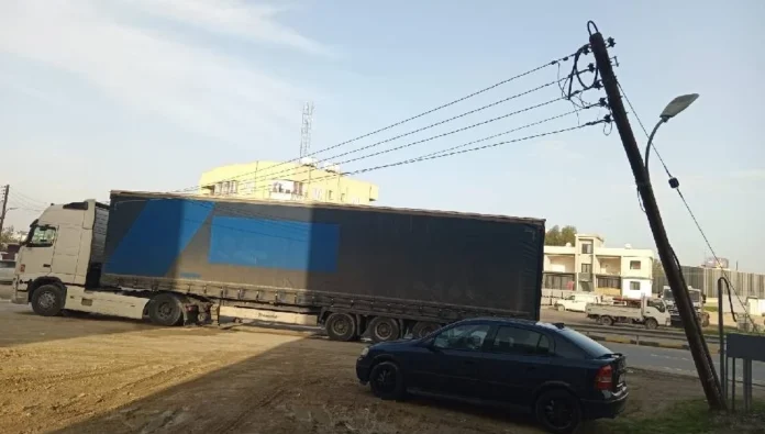 Trafik kazası nedeniyle Hamitköy'de elektrik kesintisi: Arızanın giderilmesi için çalışmalar sürüyor