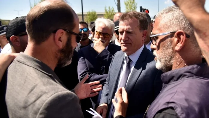 Arıklı, eylem alanında taksicilerle görüştü: Başbakan'ın adım atması halinde