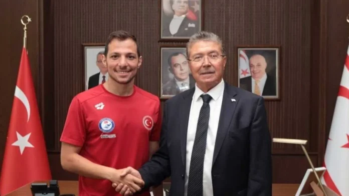 ust3-1 Başbakan Ünal Üstel, Milli Yüzücü Doğukan Ulaç’i Kabul Etti