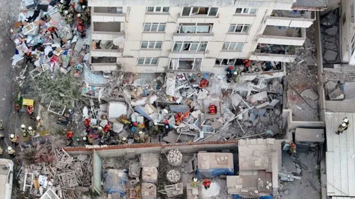 Maltepe'de 7 katlı binanın 3 katı çöktü: İki can kaybı