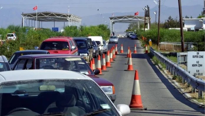 Daha ucuz akaryakıt için Kuzey'e geçen Kıbrıslı Rumların sayısı artıyor
